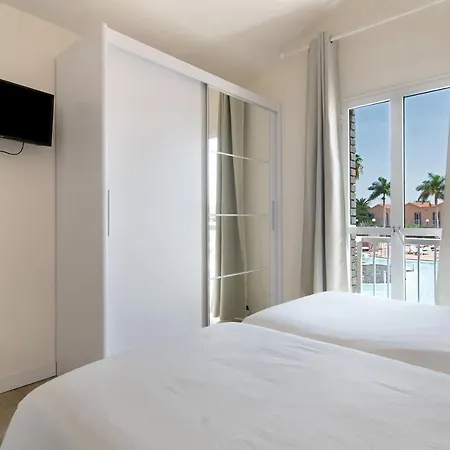 Oasis Pool View Апартаменты *